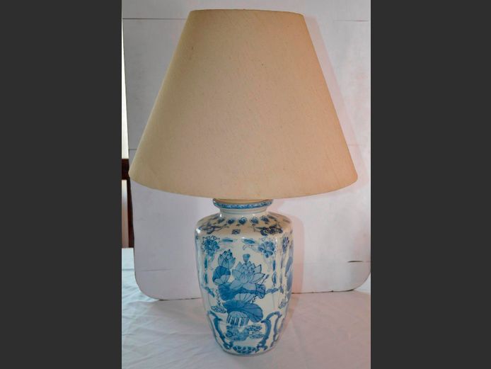 CHINESE BLUE & WHITE TABLE LAMP WITH SHADE, 65cm High