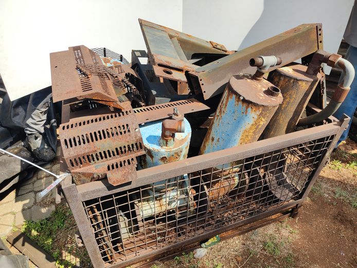 LOT LOVOL WATER PUMP, RADIATORS AND LOOSE SPARES AND METAL CAGE