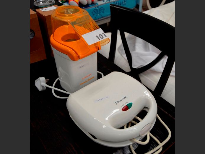 PINEWARE WAFFLE MAKER & A POPCORN MAKER [Switch on]