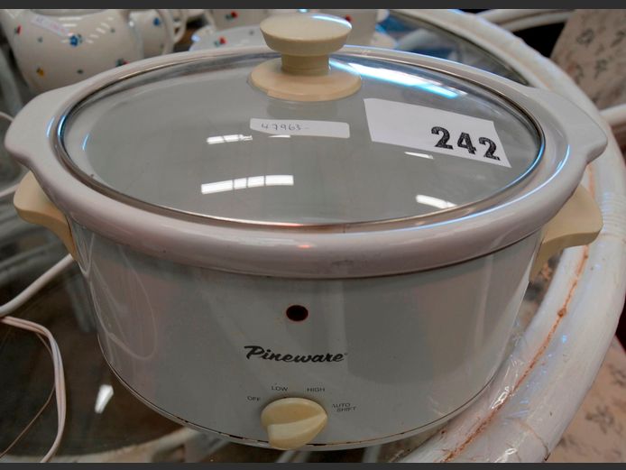 PINEWARE 3.5 LITRE SLOW COOKER [Switches on, untested further]
