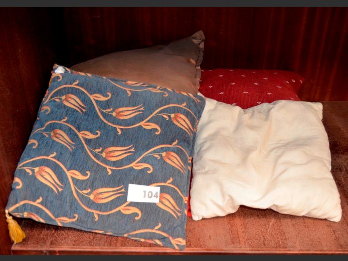 LOT: 4 x SCATTER CUSHIONS