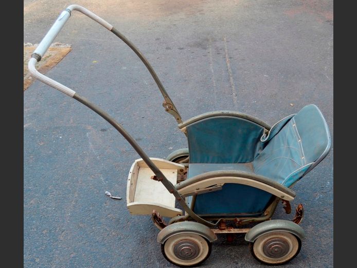 VINTAGE DOLL'S PRAM
