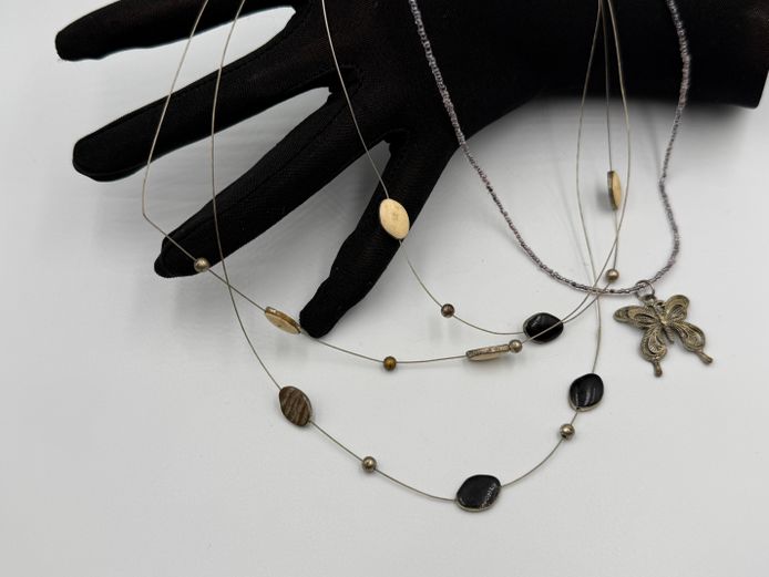 Costume jewellery - 2 necklaces