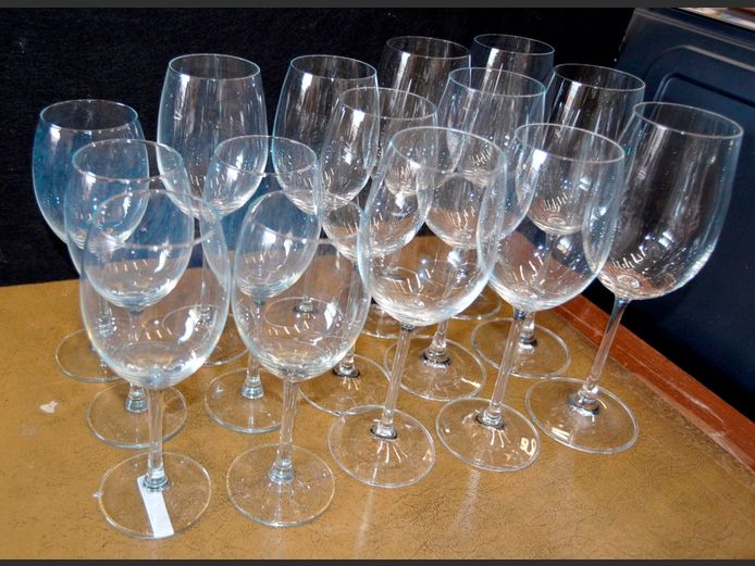 LOT: RED & WHITE WINE GLASSES