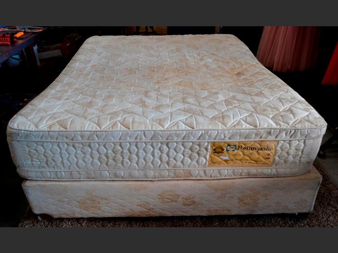 SEALY POSTUREPEDIC QUEEN SIZE BASE & MATTRESS SET [Dirty, mattress sunken, base broken]
