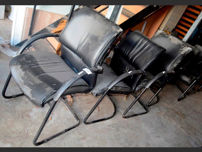 SET OF 4 BLACK SLEIGH BASE VISITOR'S CHAIRS [Peeling]