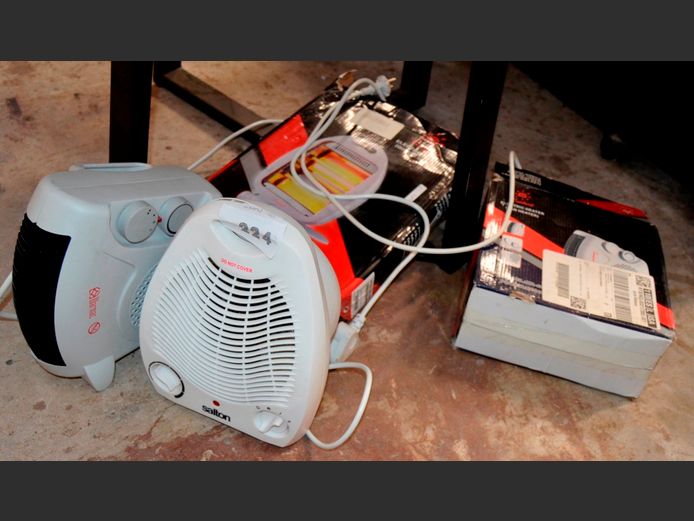 LOT: 3 x FAN HEATERS & A HALOGEN HEATER [Faulty]