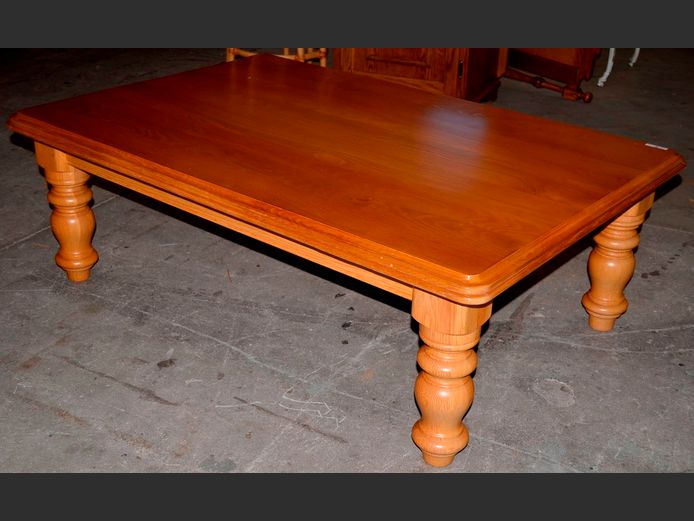 OAK COFFEE TABLE, 121 x 80cm