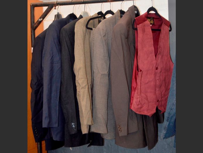 LOT: 6 x MEN'S SUITS