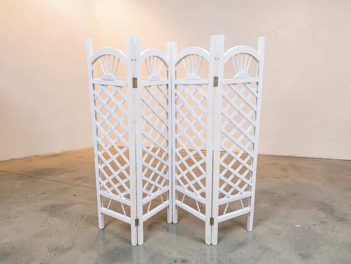 Vintage-Style White Lattice 4-Panel Low Decorative Screen