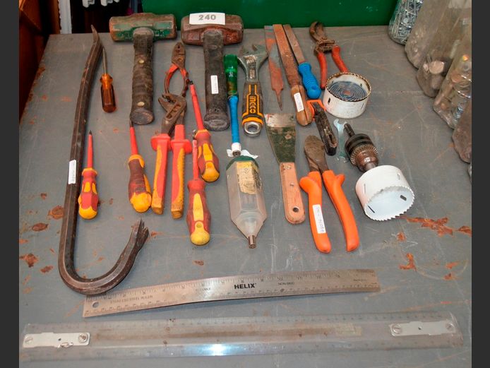 LOT: 4 POUND HAMMERS, SCREWDRIVERS, CUTTERS, FILES, etc