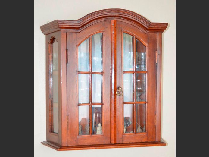 OAK SINGLE DOOR GLASS FRONT WALL MOUNT DISPLAY CABINET, 65 x 23 x 68cm [Excludes contents]