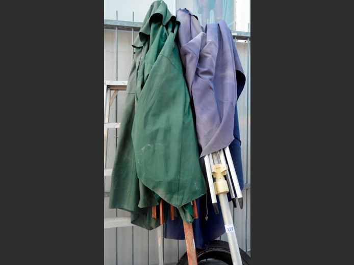 LOT: WOODEN PATIO UMBRELLA & ALUMINIUM FRAME [6,7]