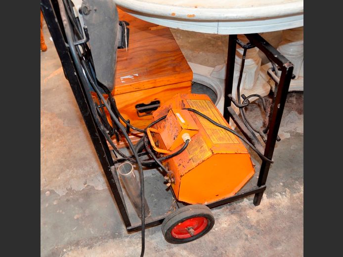 OIL COOLED WELDER ON STAND [Switches on, untested further]