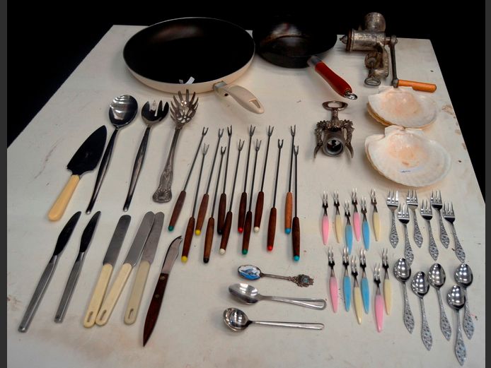 NON-STICK FRYING PAN, PASTA GRABBER, SALAD SERVERS, CAKE FORKS, etc