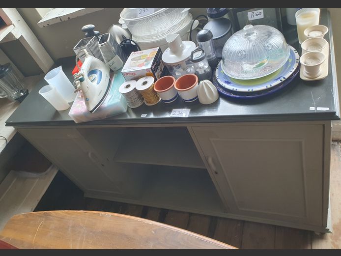 TONES OF GREY 2-DOOR CUPBOARD