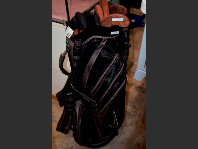 NIKE GOLF BAG WITH HOCKEY STICKS