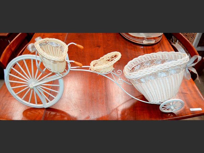 CREAM METAL ORNAMENTAL BICYCLE