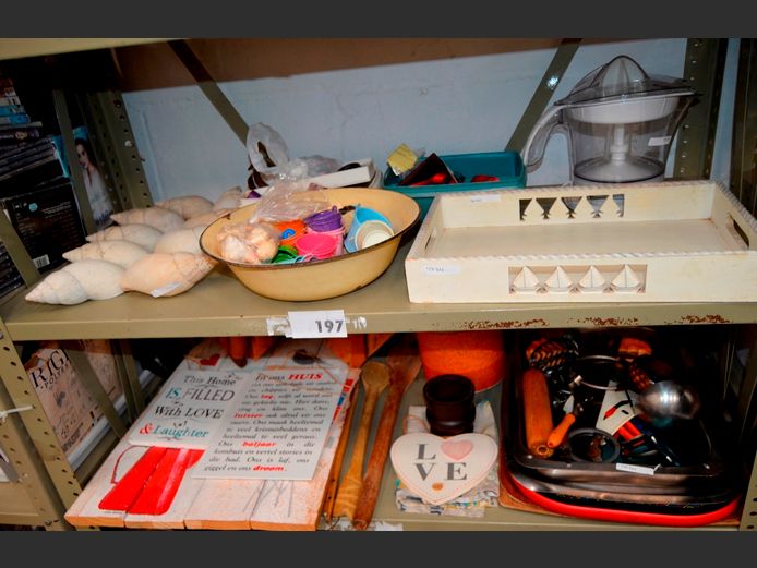 LOT ON 2 SHELVES: WOODEN WALL ART, STAINLESS STEEL OVEN TRAY, SHELLS, CREAM WOODEN TRAY, etc