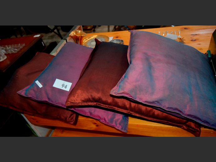 LOT: 2 PAIRS SCATTER CUSHIONS, 45cm x 45cm