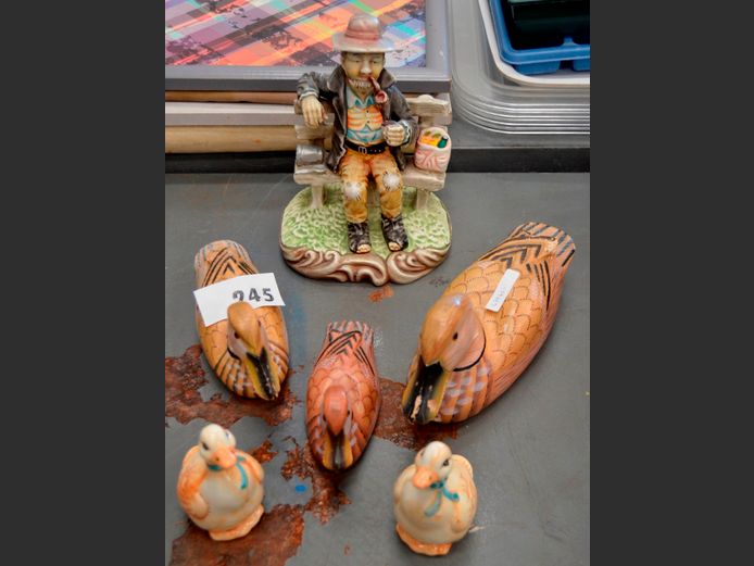 CERAMIC SEATED FIGURINE & COLLECTION DUCK ORNAMENTS