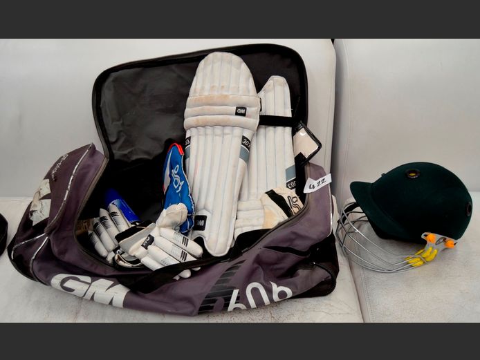 GUNN MOORE CHILDREN'S CRICKET KIT IN BAG