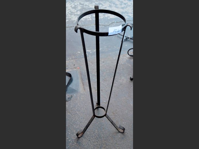 METAL VASE STAND, 28cm Diameter x 88cm High