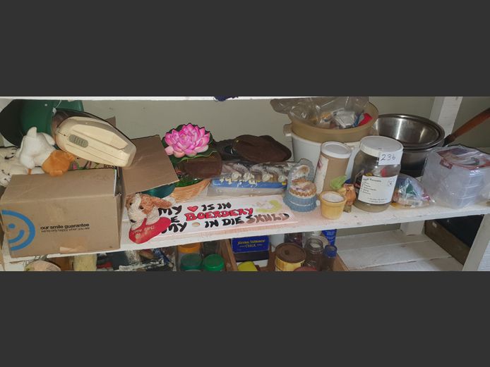 LOT: STAINLESS STEEL MIXING BOWLS, CAST IRON FRYING PAN, etc