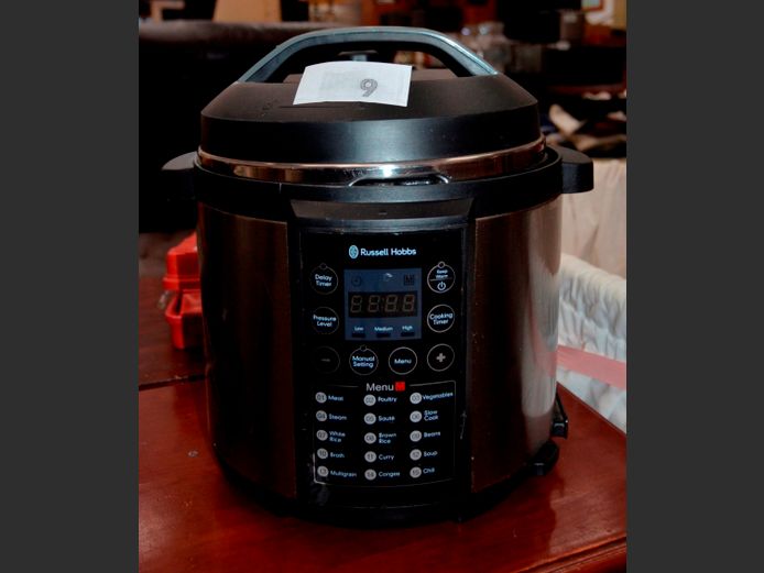 RUSSELL HOBBS ELECTRIC PRESSURE COOKER [Switches on]
