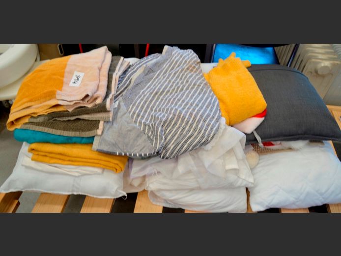 PILLOWS, LINEN, TOWELS, etc