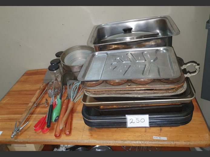 LOT: STAINLESS STEEL BRAAI BAK, OVEN TRAYS, UTENSILS, etc