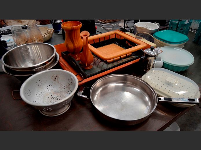 STAINLESS STEEL MIXING BOWL, WOODEN FRUIT BOWL, TRAY, STAINLESS STEEL FRYING PAN, TRAY, etc
