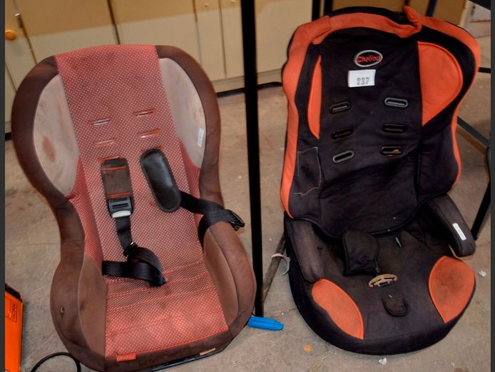 LOT: 2 x CHILDREN'S CAR SEATS [Needs a clean]