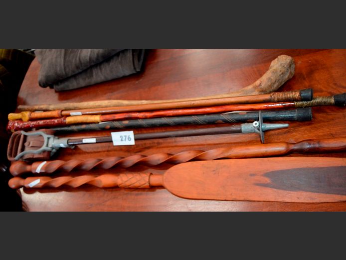 LOT: WOODEN WALKING STICKS & A SHOOTING STICK