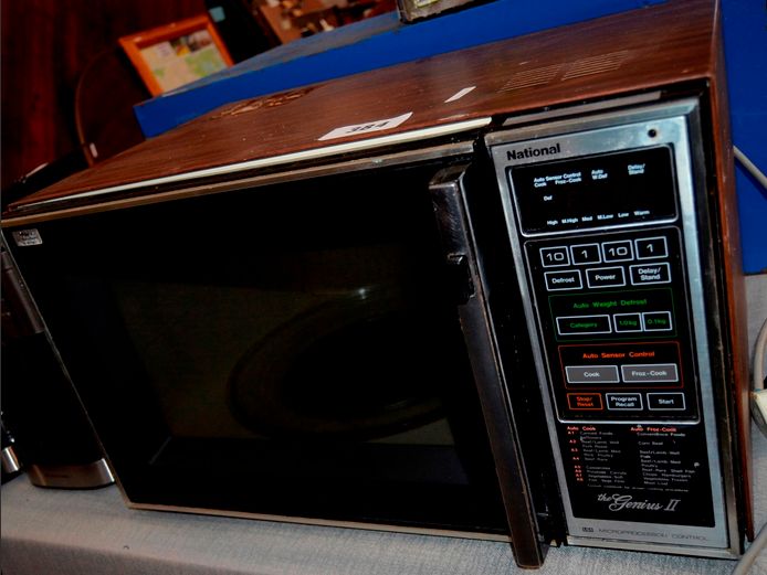 NATIONAL THE GENIUS 2 ELECTRONIC MICROWAVE [Switches on, untested further]