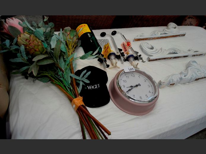 WALL CLOCK, EVERLASTING FLOWERS, BAR OPTICS, etc