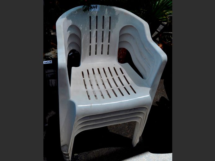 SET OF 4 WHITE PLASTIC CHAIRS