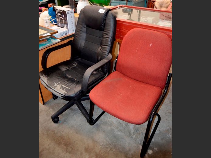 BLACK LEATHER TOUCH SWIVEL OFFICE CHAIR [Leather touch peeling] & A BURGUNDY VISITOR'S CHAIR [Needs a clean] [26,46]