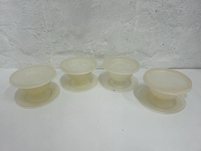 Set of 4 Tupperware Plastic Dessert Pedestal Cups with Lids