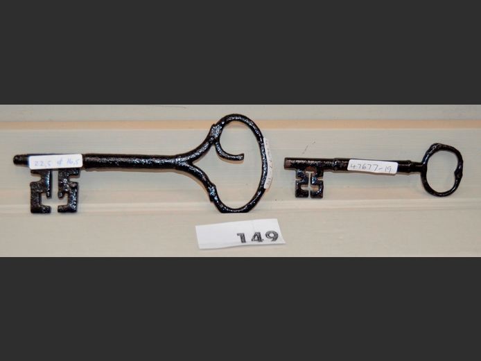 LOT OF 2: LARGE ANTIQUE KEYS, 22.5cm Long & 16.5cm Long