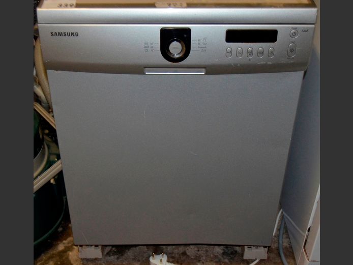 SAMSUNG SILVER DISHWASHER [Switches on, untested further]