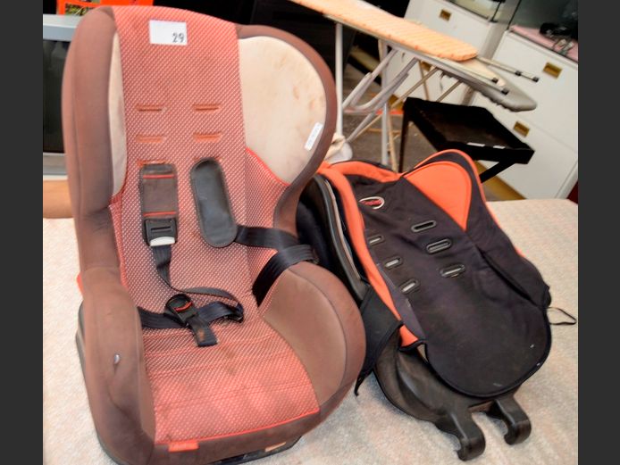 LOT: 2 x CHILDREN'S CAR SEATS [Needs a clean]