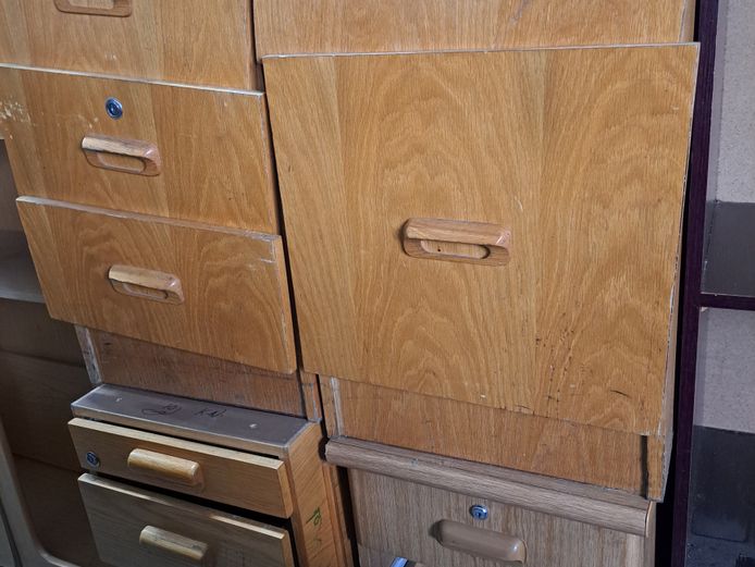 7 assorted office pedestals
