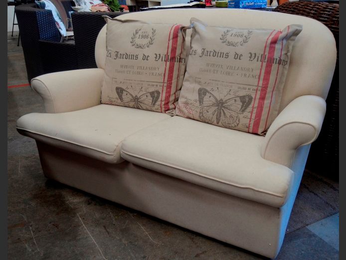 CREAM UPHOLSTERED 2-SEATER COUCH WITH PAIR SCATTER CUSHIONS, 142 x 90cm [Couch needs a clean]