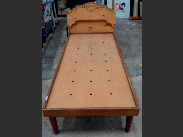 MERANTI SINGLE DIVAN ON RETRO LEGS WITH PINE HEADBOARD