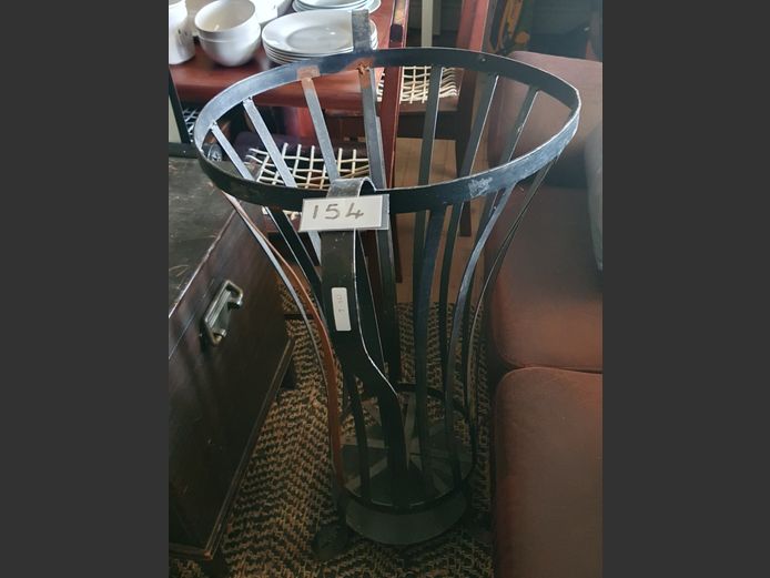 BLACK METAL FLOWER STAND