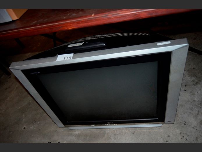 LG 72cm FLATRON TV WITH REMOTE [Switches on] ### LICENCE PLEASE ###