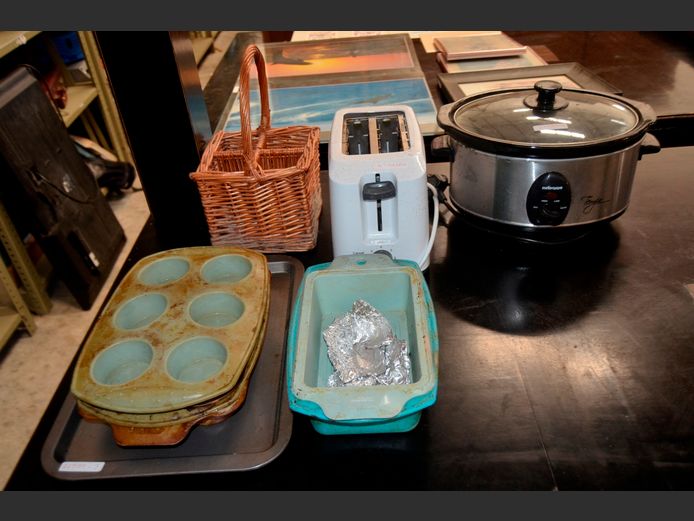 LOT: OTTIMO TOASTER, SLOW COOKER, BREAD PAN & MUFFIN PANS  [Switch on, untested further] [#: 412629404]