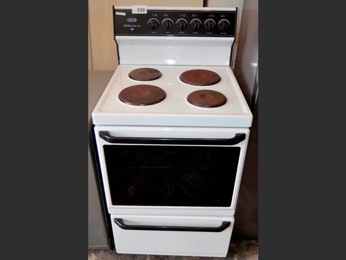 DEFY KITCHENAIRE 621 4-PLATE STOVE WITH WARMER DRAWER [Switches on, Untested further, plates rusted]