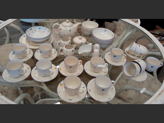 CONTINENTAL CHINA BLUE & WHITE FLORAL PATTERNED 47-PIECE PART BREAKFAST SET